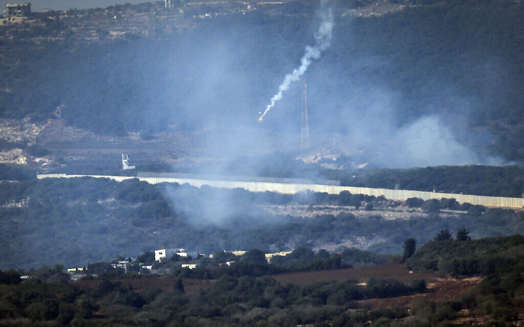 Des fusées éclairantes sont tirées depuis le nord d'Israël sur le village d'Aita al-Shaab, à la frontière sud du Liban, le 28 octobre 2023. (Crédit : Fadel Senna/AFP)