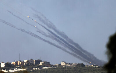 Des roquettes tirées depuis le nord de Gaza en direction d'Israël, le 30 octobre 2023. (Crédit : Jack Guez/AFP)