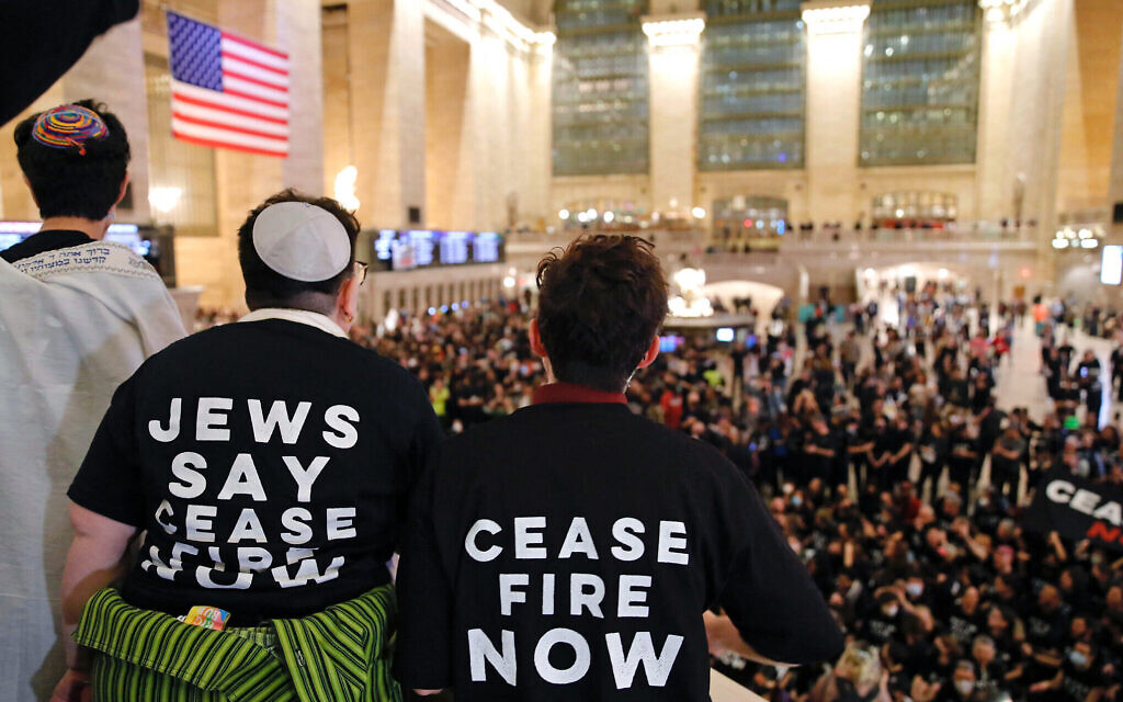 Des manifestants appelant à un cessez-le-feu entre Israël et le Hamas, le groupe terroriste de Gaza, lors d'une manifestation organisée par Jewish Voice for Peace à la gare de Grand Central à New York, le 27 octobre 2023. (Crédit : Kena Betancur/AFP)