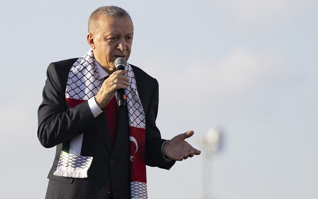 Le président turc Tayyip Erdogan s'exprimant lors d'un rassemblement organisé par son parti AKP en solidarité avec les Palestiniens de Gaza dans le cadre de la guerre entre Israël et le groupe terroriste Hamas, à Istanbul le 28 octobre 2023. (Crédit : Yasin Akgul/AFP)