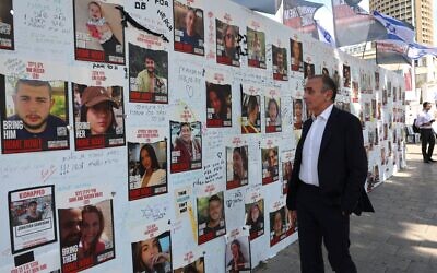 Éric Zemmour, chef du parti d'extrême droite français "Reconquête", devant les photos d'otages israéliens détenus par le Hamas depuis l'attaque du 7 octobre, lors de sa visite à Tel Aviv le 30 octobre 2023. (Crédit : Gil COHEN-MAGEN / AFP)
