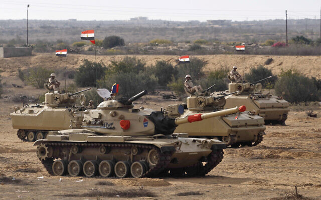 Des chars égyptiens déployés près du poste frontière de Rafah, au nord de l'Égypte, le 31 octobre 2023. (Crédit : Khaled Desouki/AFP)