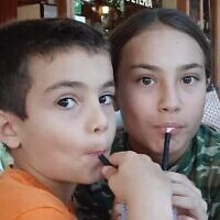 Erez et Sahar Calderon, portés-disparus, avec leur père Ofer Calderon, qui aurait été pris en otage par le Hamas, le 7 octobre 2023. (Autorisation)