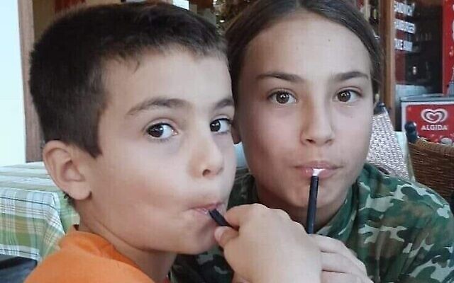 Erez et Sahar Calderon, portés-disparus, avec leur père Ofer Calderon, qui aurait été pris en otage par le Hamas, le 7 octobre 2023. (Autorisation)