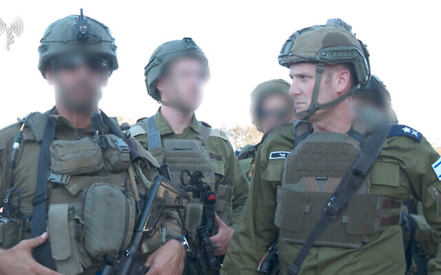 Le chef de l’armée de l’air israélienne, le général de division Tomer Bar, à droite, s'adressant aux troupes du Shaldag dans le sud d'Israël, le 14 octobre 2023. (Crédit : Armée israélienne)