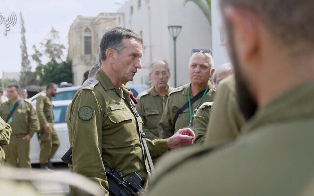 Le chef d'état-major de l'armée israélienne, le lieutenant-général Herzi Halevi, s'adressant à des officiers sur la base du Commandement du Sud à Beer Sheva, le 11 octobre 2023. (Crédit : Armée israélienne)
