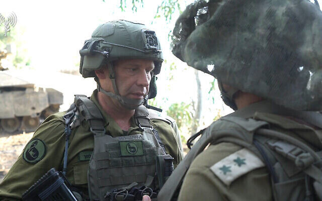 Le chef du commandement sud de l'armée israélienne, le général de division Yaron Finkelman, s'adresse aux troupes près de la frontière de Gaza, le 19 octobre 2023. (Crédit : armée israélienne)