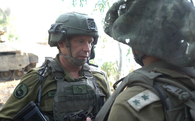 Le chef du commandement sud de Tsahal, le général de division Yaron Finkelman, s'adresse aux troupes près de la frontière de Gaza, le 19 octobre 2023. (Crédit : armée israélienne)