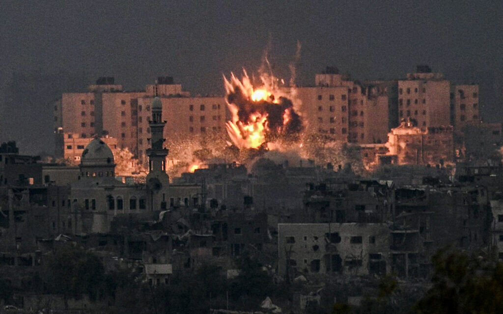 Une explosion après un bombardement israélien dans le nord de la bande de Gaza, le 14 octobre 2023. (Crédit : Aris MESSINIS / AFP)
