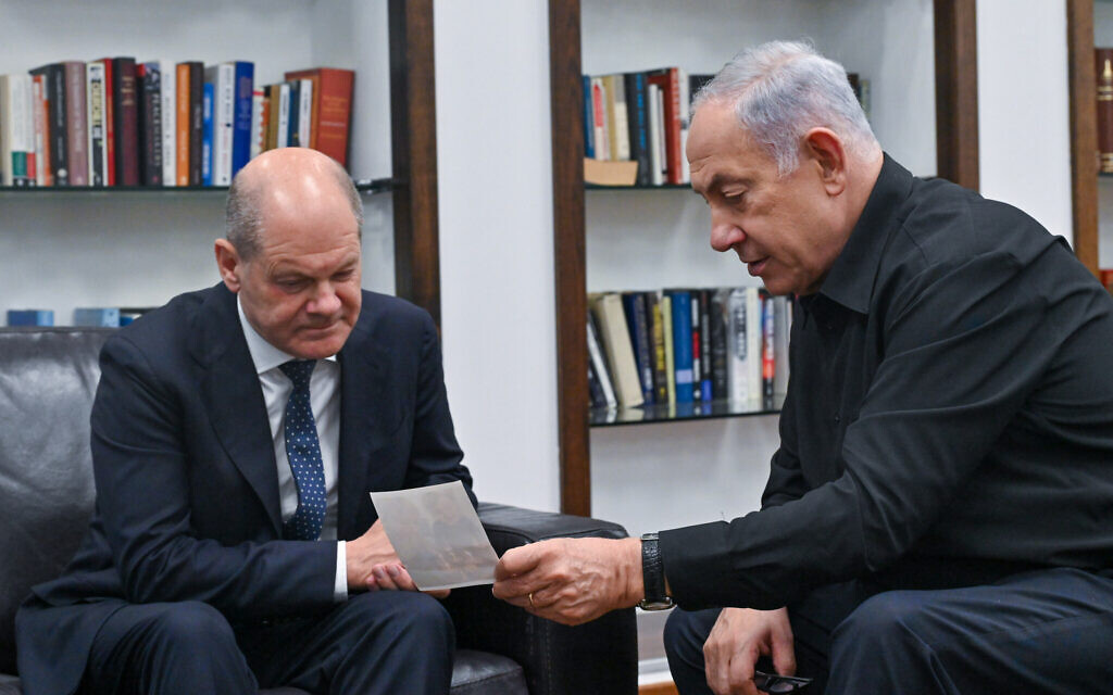 Le Premier ministre Benjamin Netanyahu, à droite, rencontrant le chancelier allemand Olaf Scholz, à Tel Aviv, le 17 octobre 2023. (Crédit : Kobi Gideon/GPO)