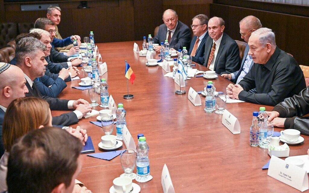 Le Premier ministre Benjamin Netanyahu (au centre, à droite) rencontre le Premier ministre roumain Marcel Ciolacu (au centre, à gauche), à Jérusalem, le 17 octobre 2023. (Crédit : Kobi Gideon / GPO)