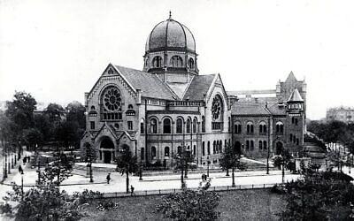 La synagogue Bornplatz, qui accueillait 1 200 fidèles avant d'être détruite lors de la Nuit de Cristal,  à Hambourg, en Allemagne. (Crédit : Wikimedia Commons via JTA)
