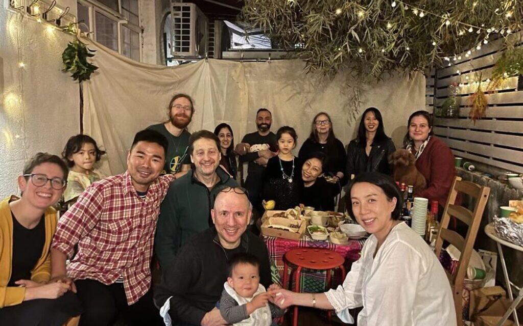 Rebecca Kanthor, à l'extrême gauche, célébrant Souccot avec des membres de la communauté juive de Shanghai. (Crédit : Kanthor/via JTA)