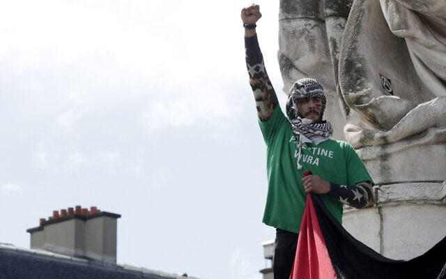 Un militant du « collectif Palestine vaincra », place de la République, à Paris, le 22 mai 2021. (Crédit : GEOFFROY VAN DER HASSELT / AFP)
