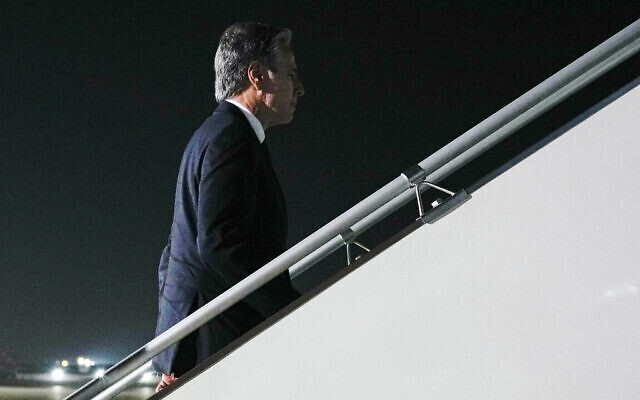 Le secrétaire d'État américain Antony Blinken monte à bord de son avion au départ d'Abou Dhabi, le 14 octobre 2023. (Crédit : Jacquelyn Martin / POOL / AFP)