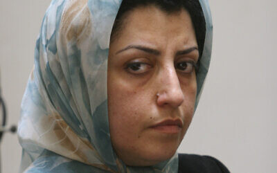 La célèbre militante iranienne des droits de l'Homme, Narges Mohammadi, participant à une réunion sur les droits des femmes, à Téhéran, en Iran, 27 août 2007. (Crédit : Vahid Salemi/AP)