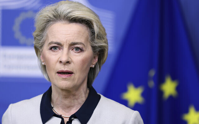 La présidente de la Commission européenne, Ursula von der Leyen, s'exprimant lors d'une conférence de presse sur l'Ukraine, au siège de l'UE à Bruxelles, le 24 février 2022. (Crédit : Kenzo Tribouillard/Pool Photo via AP)