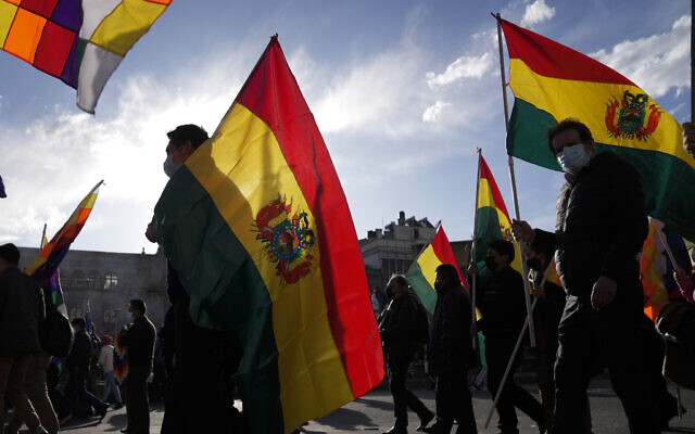 Des manifestants brandissant des drapeaux boliviens à La Paz, en Bolivie, le 12 janvier 2023. (Crédit : Juan Karita/AP Photo)