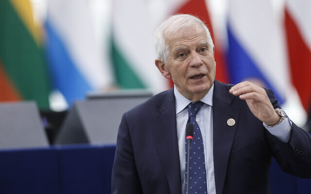 Josep Borrell, le haut représentant de l'Union européenne pour les Affaires étrangères et la politique de sécurité, s'entretenant avec des membres du Parlement européen, à Strasbourg, en France, le 14 mars 2023. (Crédit : Jean-Francois Badias/AP Photo)