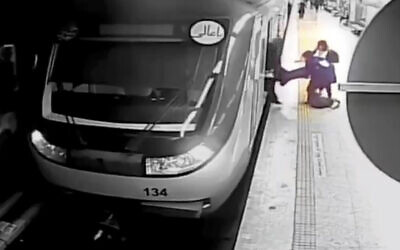 Sur cette image tirée d'une vidéo de surveillance diffusée par la télévision d'État iranienne, des femmes tirent Armita Geravand, 16 ans, d'un wagon de train dans le métro de Téhéran, en Iran, le 1er octobre 2023. (Crédit : Télévision d'État iranienne/AP Photo)