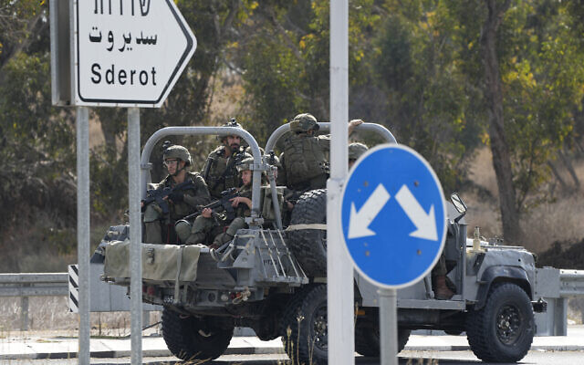 Des soldats israéliens se dirigeant vers le sud près d'Ashkelon, en Israël, le 7 octobre 2023. (Crédit : Ohad Zwigenberg/AP Photo)