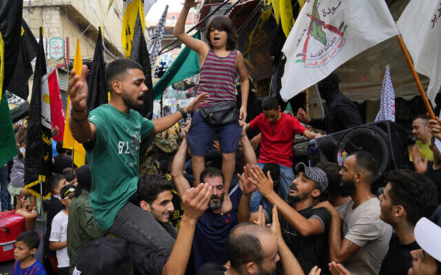 Des personnes dansant pour célébrer les attaques menées par le groupe terroriste Hamas contre Israël, dans le camp de réfugiés palestiniens de Bourj al-Barajneh, à Beyrouth, au Liban, le 7 octobre 2023. (Crédit : Bilal Hussein/AP Photo/)