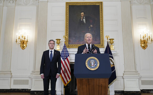 Le secrétaire d'État Antony Blinken, à gauche, écoutant le président Joe Biden parler de la situation en Israël, à la Maison Blanche, le 7 octobre 2023, à Washington. (Crédit : Manuel Balce Ceneta/AP Photo)