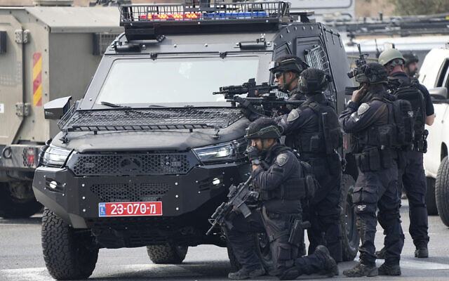 La police israélienne se déployant près d'Ashkelon, en Israël, le 8 octobre 2023. (Crédit : Ohad Zwigenberg/AP)