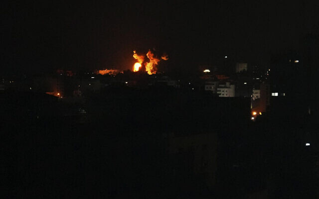 Des flammes et de la fumée s’élevant  après une explosion consécutive à une frappe aérienne israélienne dans la ville de Gaza, le 8 octobre 2023. (Crédit : Adel Hana/AP Photo)
