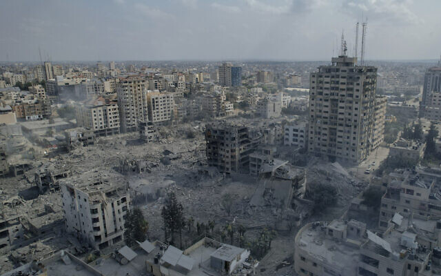 Des décombres de bâtiments touchés par une frappe aérienne israélienne, dans la ville de Gaza, le 10 octobre 2023. (Crédit : Hatem Moussa/AP Photo)