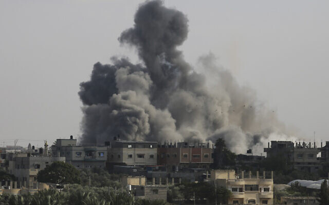 Une explosion suite à une frappe israélienne dans la bande de Gaza, à la frontière entre l'Egypte et Rafah, le 10 octobre 2023. (Crédit : Hatem Ali/AP)
