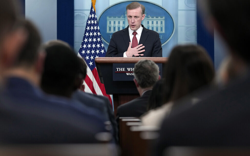 Le conseiller à la Sécurité nationale de la Maison Blanche, Jake Sullivan, s'exprimant à la Maison Blanche à Washington, le 10 octobre 2023. (Crédit : Susan Walsh/AP Photo)