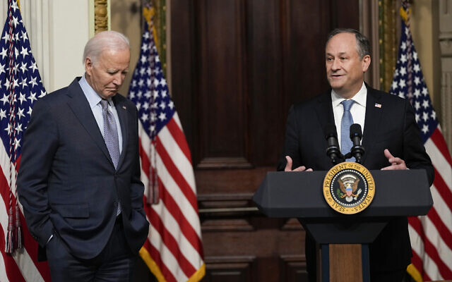 Le président américain Joe Biden écoute le deuxième gentilhomme Doug Emhoff s'exprimer lors d'une rencontre avec des dirigeants de la communauté juive à la Maison Blanche, à Washington, le 11 octobre 2023. (Crédit : AP Photo/Susan Walsh)