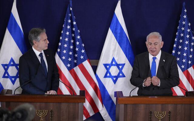 Le secrétaire d'État américain Antony Blinken, à gauche, et le Premier ministre Benjamin Netanyahu s'adressant aux médias à l'intérieur de la Kirya, qui abrite le ministère israélien de la Défense, après leur réunion, à Tel Aviv, le 12 octobre 2023. (Crédit : Jacquelyn Martin/AFP/Pool)