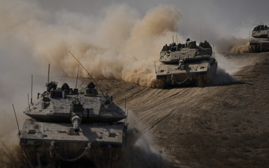 Des chars israéliens se dirigeant vers la frontière de la bande de Gaza, dans le sud d’Israël, le 13 octobre 2023. (Crédit : Ariel Schalit/AP)