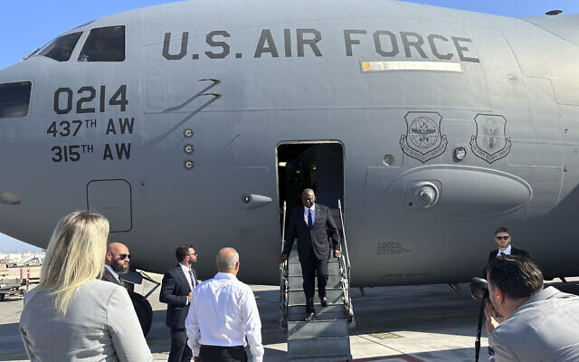 Le secrétaire américain à la Défense, Lloyd Austin, arrivant à Tel Aviv le 13 octobre 2023. (Crédit : Lolita Baldor/AP Photo)