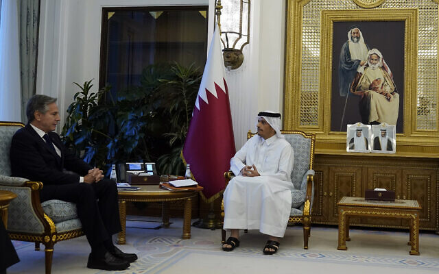Le Premier ministre et ministre des Affaires étrangères du Qatar, Mohammed ben Abdulrahman al-Thani, à droite, et le secrétaire d'État américain, Antony Blinken, assistant à une réunion à Doha, au Qatar, le 13 octobre 2023. (Crédit :Jacquelyn Martin/ AP Photo/Pool)