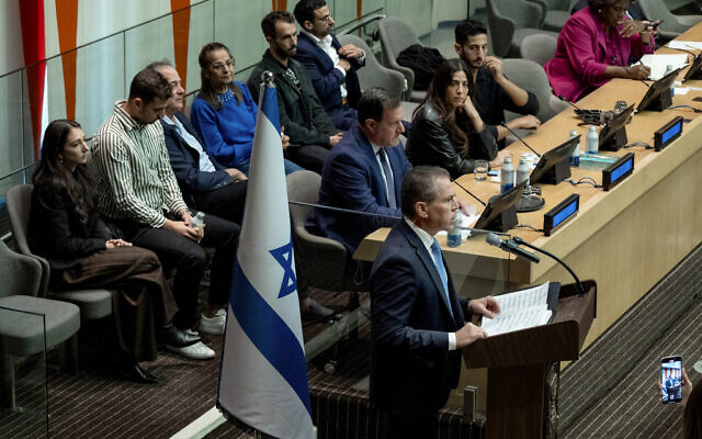 L'ambassadeur d'Israël à l'ONU, Gilad Erdan, s'exprime aux côtés des familles des otages israéliens pris par le Hamas lors de l'attaque brutale du 7 octobre, lors d'un événement organisé au siège des Nations Unies, le 13 octobre 2023. (Crédit : AP Photo/Craig Ruttle)