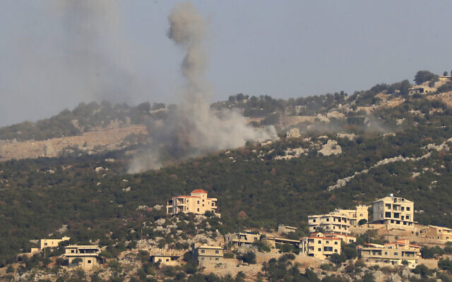Photo d'illustration : De la fumée s’élevant des environs du village libanais de Kfar Chouba, au Liban, le 14 octobre 2023. (Crédit : Mohammed Zaatari/AP Photo)
