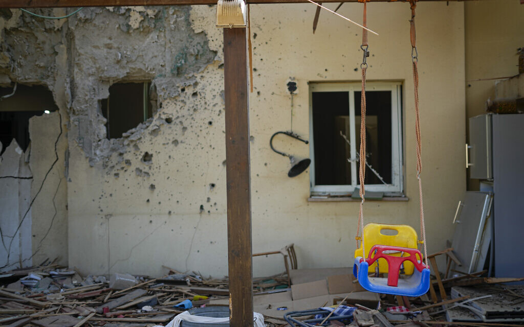 Une balançoire pour enfants devant une maison attaquée par des terroristes du Hamas le 7 octobre 2023, photo prise au kibboutz Beeri, le 14 octobre 2023. (Crédit : Ariel Schalit/AP)