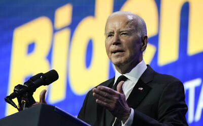 Le président américain Joe Biden prononce un discours au Human Rights Campaign National Dinner, le 4 octobre 2023, à Washington. (Crédit : AP Photo/Manuel Balce Ceneta)