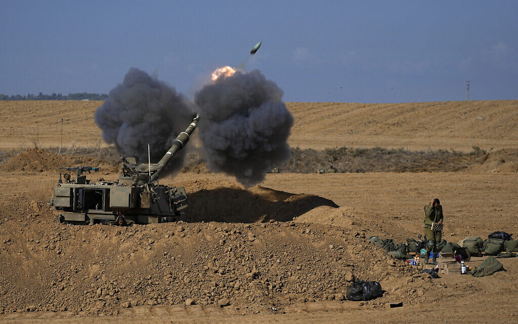 Une unité mobile d'artillerie israélienne tire depuis le sud d'Israël vers la bande de Gaza, le 15 octobre 2023. (Crédit : AP Photo/Ohad Zwigenberg)