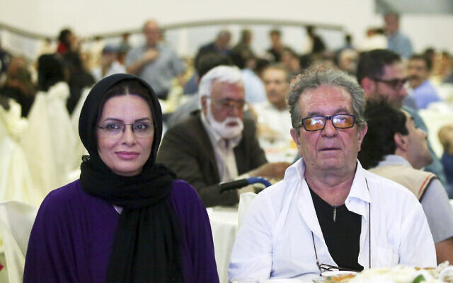Le réalisateur iranien Dariush Mehrjui et son épouse Vahideh Mohammadifar lors d'une réunion de réalisateurs de cinéma en Iran, le 7 juillet 2015. (Crédit : Abdolvahed Mirzazadeh, ISNA via AP)