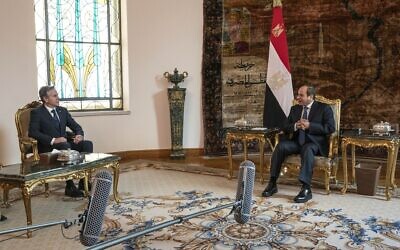 Le secrétaire d'État américain Antony Blinken, à gauche, rencontrant le président égyptien Abdel Fattah al-Sissi au palais al-Ittihadiya du Caire, le 15 octobre 2023. (Crédit : Jacquelyn Martin/AP Photo/Pool)