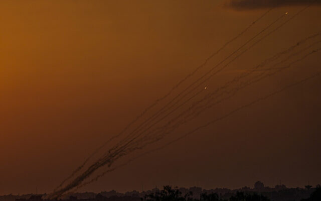 Des roquettes tirées en direction d'Israël depuis la bande de Gaza, vue du sud d'Israël, le 15 octobre 2023. (Crédit : Ariel Schalit/AP Photo)