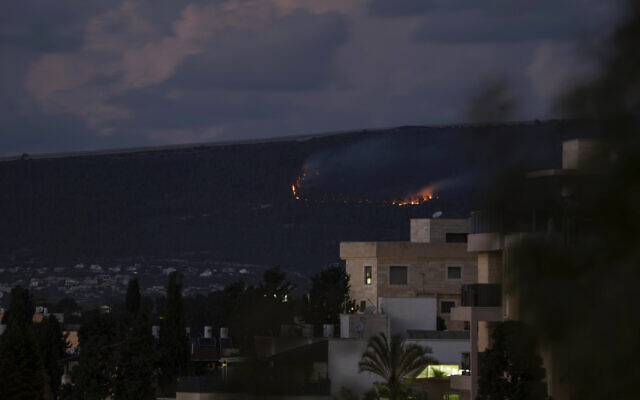 Un incendie du côté israélien de la frontière avec le Liban après des explosions, le 15 octobre 2023. (Crédit : Petros Giannakouris/AP Photo)