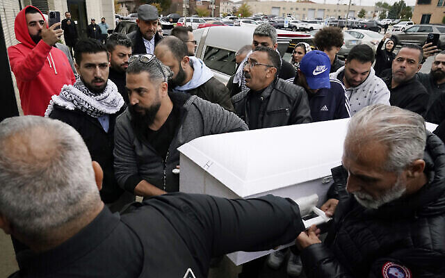 Des membres de la famille de Wadea Al Fayoume, victime d'un crime de haine lié à la guerre de Gaza, portent son cercueil à la mosquée de Bridgeview, dans l'Illinois, le 16 octobre 2023. (Crédit : AP Photo/Nam Y. Huh)