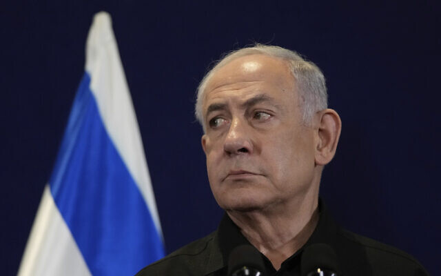 Le Premier ministre Benjamin Netanyahu participant à une conférence de presse à Tel Aviv, le 17 octobre 2023. (Crédit : Maya Alleruzzo/AP/Pool)