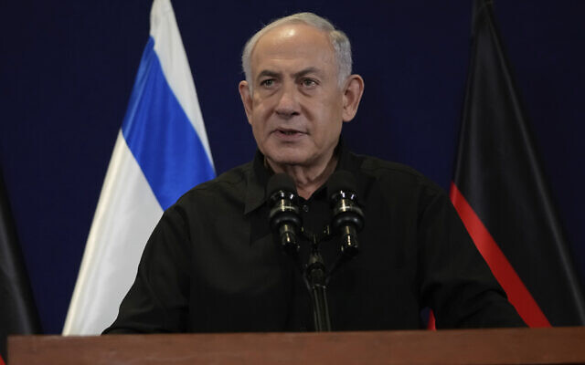 Le Premier ministre Benjamin Netanyahu s'adressant aux médias lors d'une conférence de presse conjointe avec le chancelier allemand Olaf Scholz, à Tel Aviv, en Israël, le 17 octobre 2023. (Crédit : Maya Alleruzzo/AP Photo/Pool)