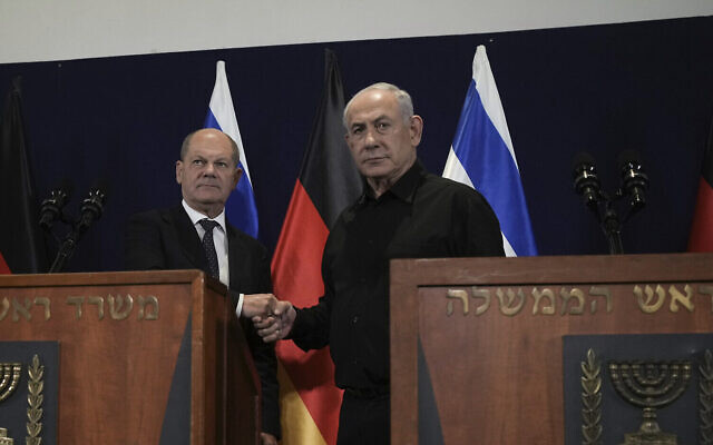 Le chancelier allemand Olaf Scholz serrant la main du Premier ministre israélien Benjamin Netanyahu, lors d'une conférence de presse, à Tel Aviv, le 17 octobre 2023. (Crédit : Maya Alleruzzo/AP Photo/Pool)